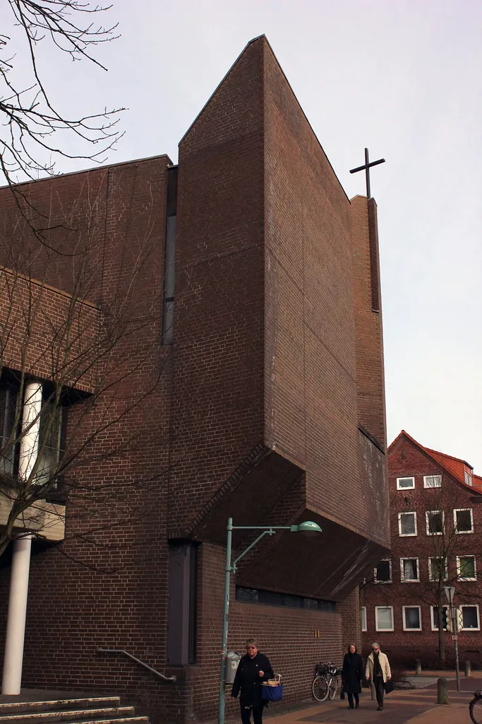 St. Lukas Kirche in <a href="http://de.wikipedia.org/wiki/Kiel-Wik" rel="nofollow">Kiel-Wik</a>, Einweihung 9. August 1981, Architekt: <a href="http://de.wikipedia.org/wiki/Diethelm_Hoffmann" rel="nofollow">Diethelm Hoffmann</a>