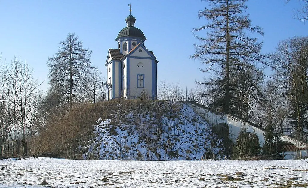 Gesamtansicht der Hauptburg mit der Kapelle.