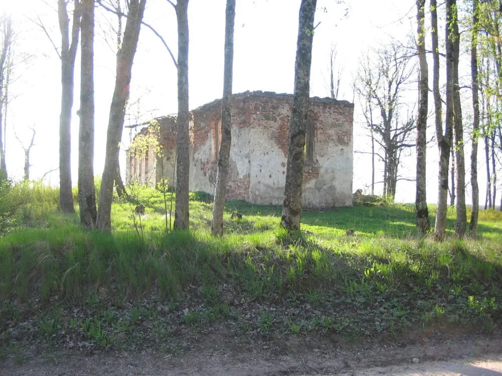 Lielauces luterāņu baznīcas drupas