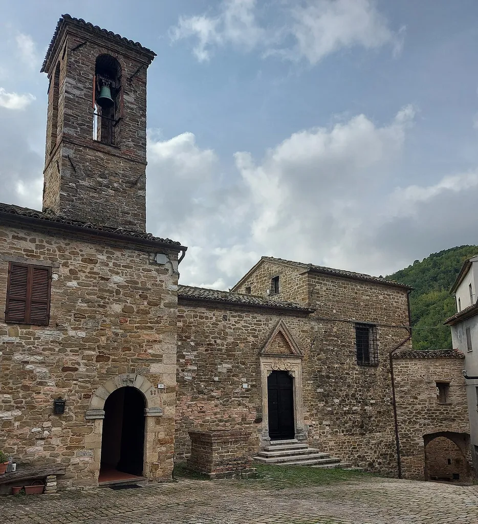 esterno della Chiesa di San Paterniano a Domo di Serra San Quirico