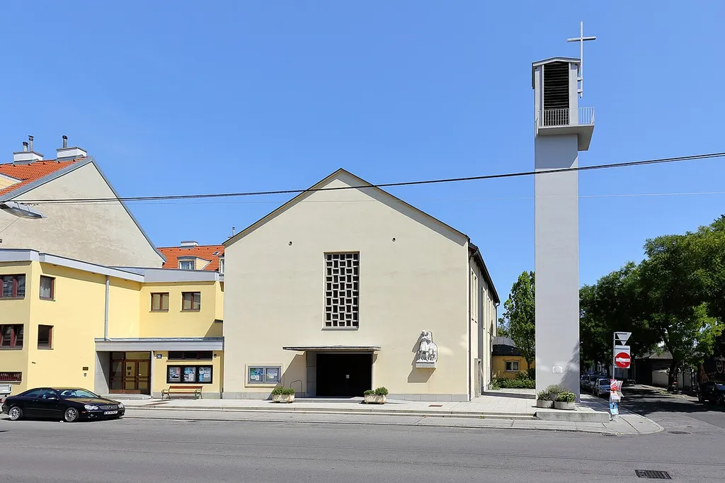 Pfarrkirche hl. Martin in Siebenhirten, ein Ortsteil des 23. Wiener Gemeindebezirkes Liesing.Nachdem die Vorgängerkirche, erbaut 1721, am 23. August 1944 niedergebombt wurde, errichtete man nach Plänen von Mag. arch. Ing. Herbert Schmid, Ing. Otto Rinder und Ing. Otto Sobetzky ab 1954 die neue Kirche mit einem 24 m hohen freistehenden Glockenturm, die am 6. Nov. 1955 geweiht wurde. Die Steinplastik „der gute Hirte“ mit der Inschrift: „Ich bin der gute Hirte. Ich kenne die meinen und die meinen kennen mich.“ rechts des Kirchenportals ist ein Werk des akad. Bildhauers Bohdan Zarovsky. Das Pfarrheim links der Kirche wurde von 1983 bis 1985 nach Plänen von Herbert Schmid errichtet.