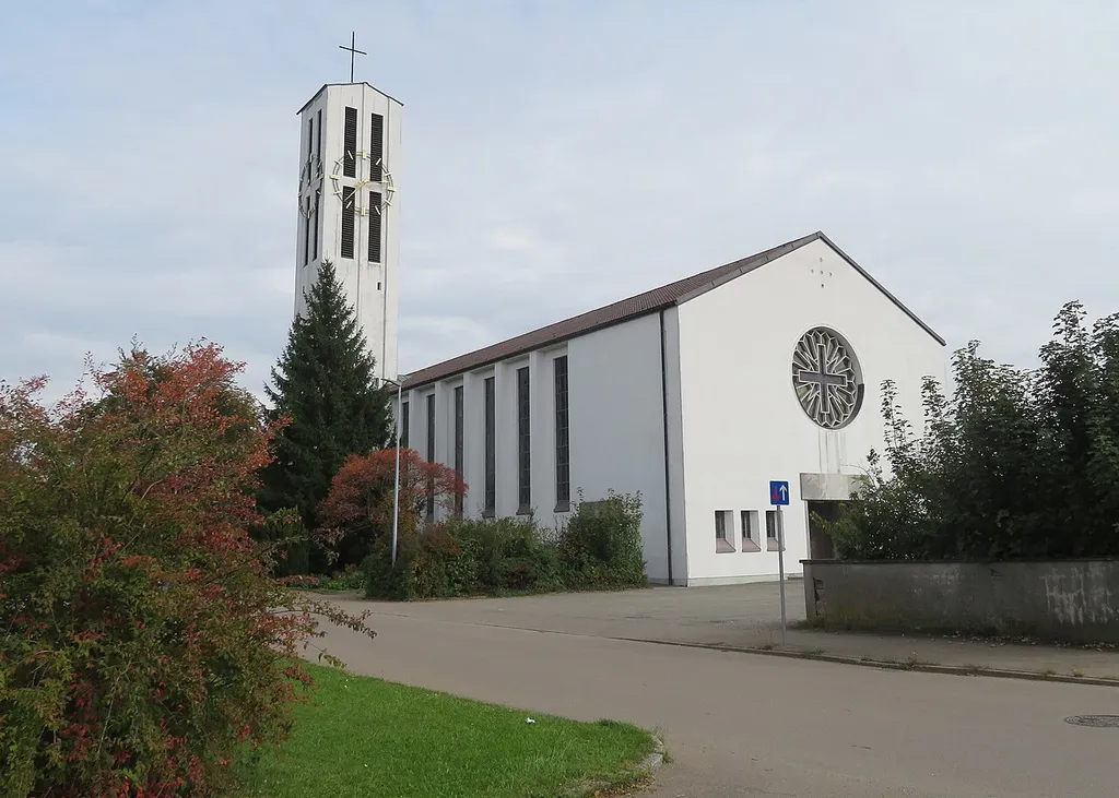 Neu-Ulm Gerlenhofen Kirche St. Maria Königin des Himmels und der Erde, Saalbau mit Turm an der Nordseite, südlich am Chor anschließender Bauriegel mit Sakristei, Nebenraum und Pfarrsaal, von Erwin Böhm, 1958 ff.; mit Ausstattung
