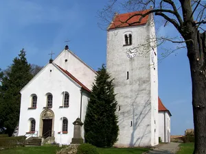 Kirche (mir Ausstattung), Kirchhof mit Kriegerdenkmal für die Gefallenen des 1. Weltkrieges, zwei Grabmalen und Einfriedung Schulstraße -