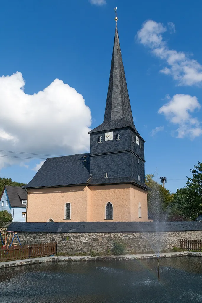 Die Wehrkirche St. Johannes Baptista in Steinbach am Wald.