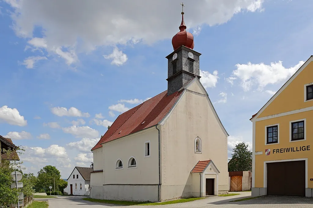 Die Pfarrkirche hl. Florian am westlichen Ende des Längsangers von Buchbach ist eine im Kern gotische, im dritten Viertel des 17. Jahrhunderts barockisierte, schlichte Saalkirche mit einem Dachreiter von 1902.