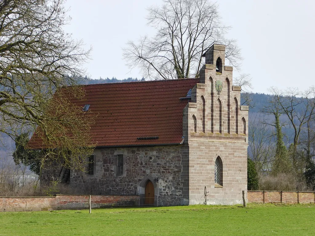Klostergut Hilwartshausen, ehemalige Pfarrkirche St. Petri für die Orte Gimte und Volkmarshausen, Stadt Hann. Münden, Südniedersachsen. Erbaut im späten 13. Jahrhundert (andere Angaben: frühes 13. Jahrhundert), seit 1612 durch einen Tausch mit der Marienkapelle auf der anderen Weserseite im Besitz der Nonnen von Hilwartshausen, um 1680 in gotisch/barockem Mischstil renoviert
