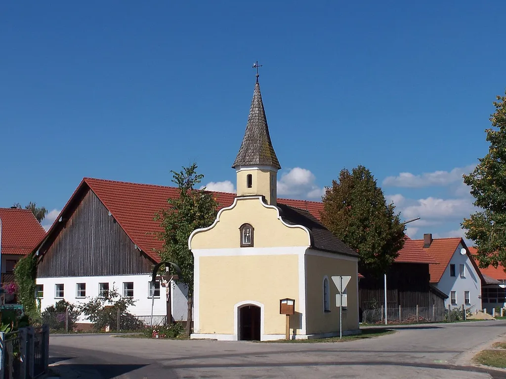 Pfatter, Griesau. Katholische Nebenkirche St. Leonhard, Saalbau mit eingezogener Apsis und abgewalmtem Satteldach, Schweifgiebel und verschindeltem Dachreiter, 1749. Der Bau ist nach Norden ausgerichtet.