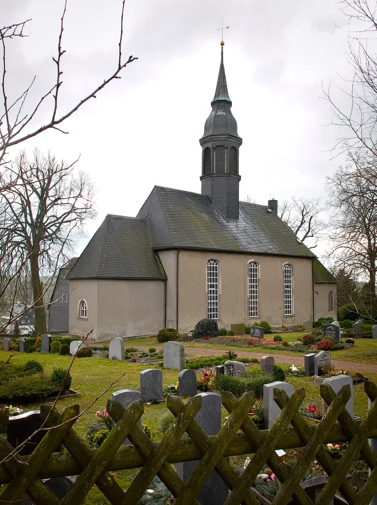 Kirche und Denkmal in Erlbach-Kirchberg mit stattlicher Eiche 50.7622406,12.7611866 ID: 09229576