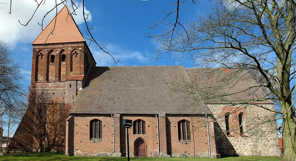 Beschreibung: sideview of church St. Nikolai in Richtenberg Fotograf: Darkone, 14. April 2006