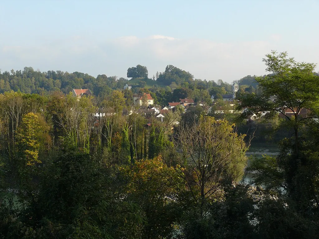Wasserburg am Inn: Der hochmittelalterliche Burgstall Achatzberg (auch Achatiusberg) steht als Bodendenkmal (D-1-7939-0034) unter Denkmalschutz. Darauf steht eine Baumgruppe, zu der auch eine als Naturdenkmal geschützte Linde („Kosaklinde“) zählt. Burgstall und Bäume sind „landschaftsprägend“ weithin sichtbar. Das Foto wurde von der Köbingerbergstraße/Münchner Straße aus aufgenommen (westlich der Wasserburger Altstadt), das ist 1,2 km (Luftlinie) nordwestlich des Burgstalls. Weitere Informationen zur Linde: Jörg Prantl: Bäume und Baumgruppen in Wasserburg und seinem Umland.In: Heimat am Inn. N. F. 14–15 (1994/95), 1996, S. 87–106 (wasserburg.de [PDF]).