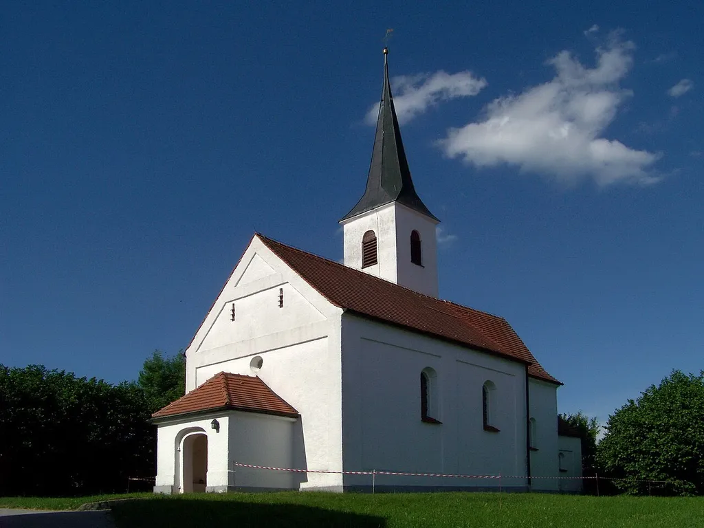 Bruckbert, Gündlkofen, Hauptstraße 15. Kirche St. Peter und Paul, Rokoko, 1746-56, von Johann Georg Hirschstötter; mit Ausstattung.