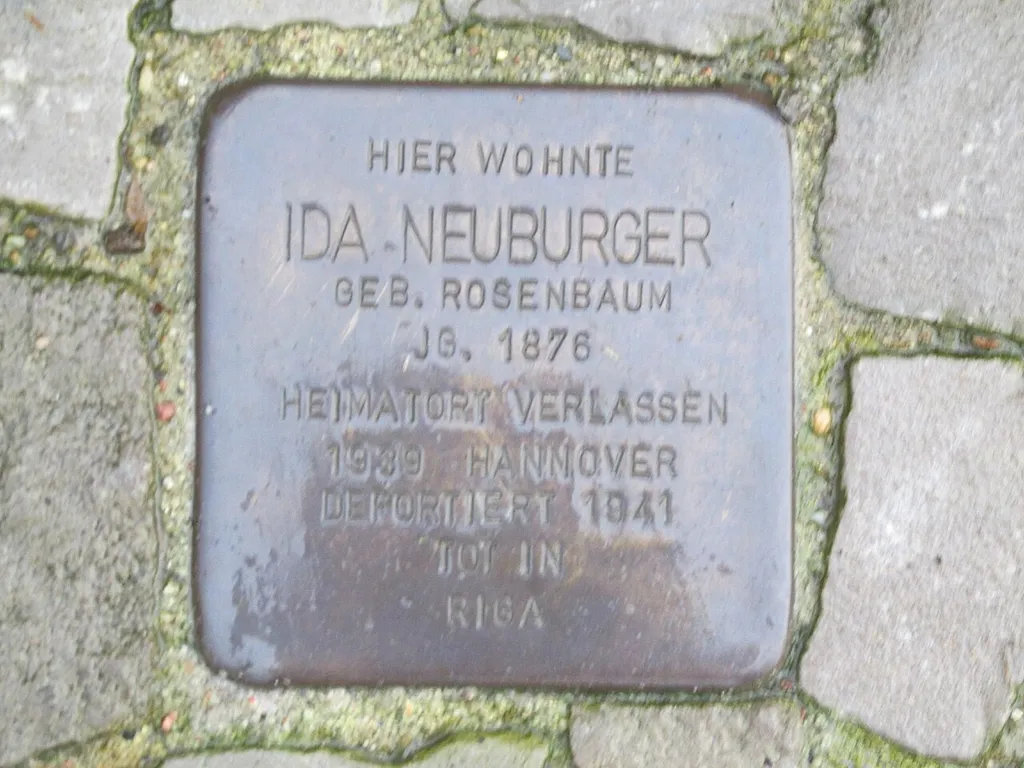 der Stolperstein für Ida Neuburger vor dem Haus Emmerstedter Landstraße 6 in Emmerstedt