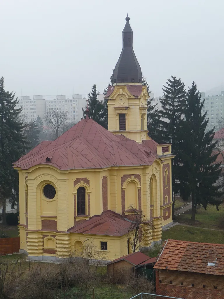 A diósgyőri evangélikus templom a diósgyőri várból nézve
