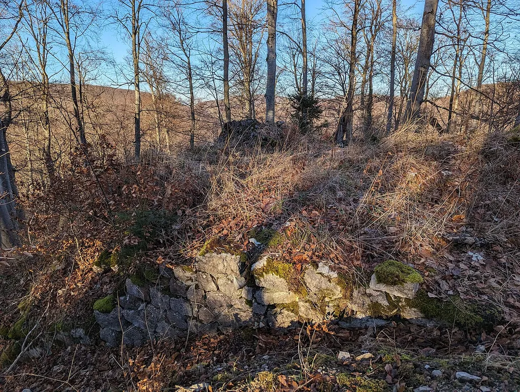 Mauerrest an der Burgstelle