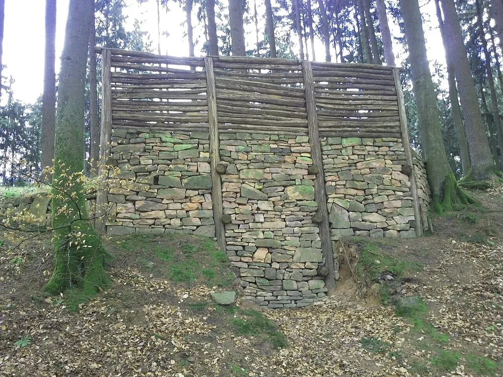 Alteburg in Kassel (Biebergemünd). Rekonstruktion des keltischen Ringwalls.