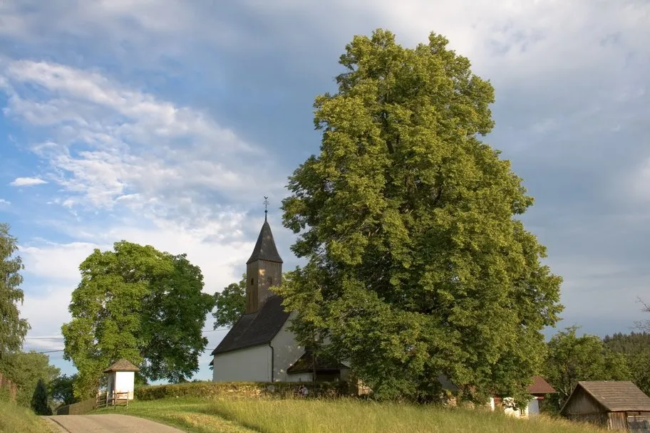 Kath. Filialkirche hl. Petrus und Kirchhof, St. Urban, Kärnten.