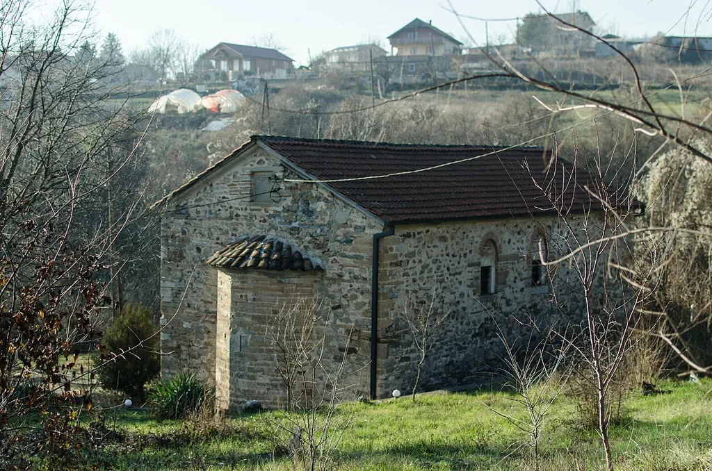 Црквата „Св. Спас“ во с. Црешево фотографирана од главниот пат.