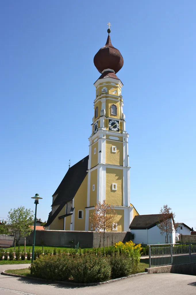 Kath. Pfarrkirche hl. Martin und Friedhof mit Ummauerung, Torbau und Kriegerdenkmal