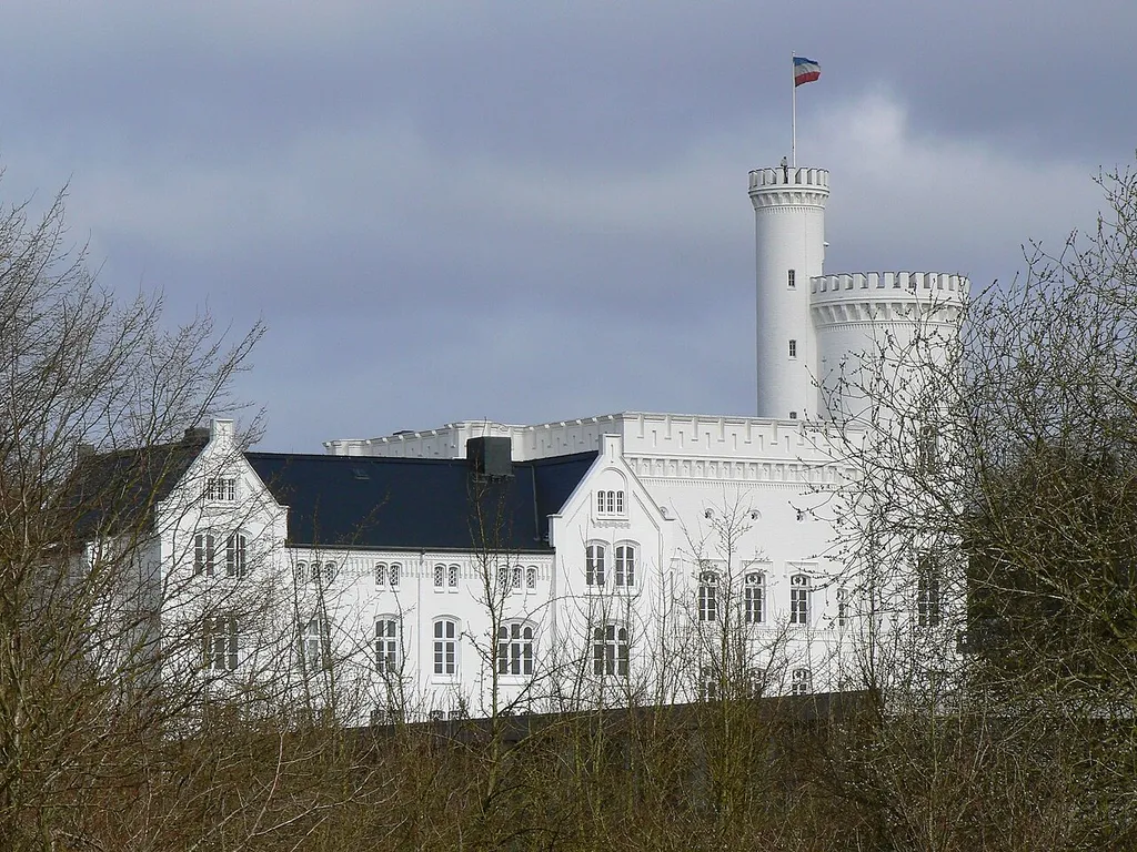 Die Blomenburg in Selent. Erbaut 1842-1857 als Jagdschloss im Tudorstil im Auftrag Otto Graf Blomes. Architekt: Eduard Knoblauch. Seit 2006 Technologiepark und Veranstaltungszentrum.