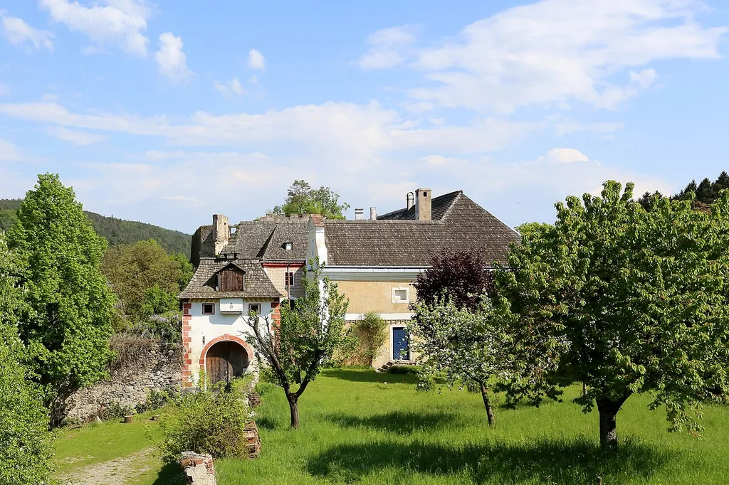 Vorburg der Burgruine Mollenburg, in der niederösterreichischen Marktgemeinde Weiten.Die Burg wurde bereits in der romanischen Zeit errichtet und in der Mitte des 16. Jahrhunderts zu einem wehrhaften Renaissanceschloss umgebaut. Ab 1860 wurde die Burg aus steuerlichen Gründen durch den Verwalter Johann Niedermaier zur Ruine gemacht. Mitte der 1970er Jahre wurde die Ruine vom Wiener Stadtrat Dr. Jörg Mauthe gekauft, der die Vorburg restaurierte und bewohnbar machte: [1].
