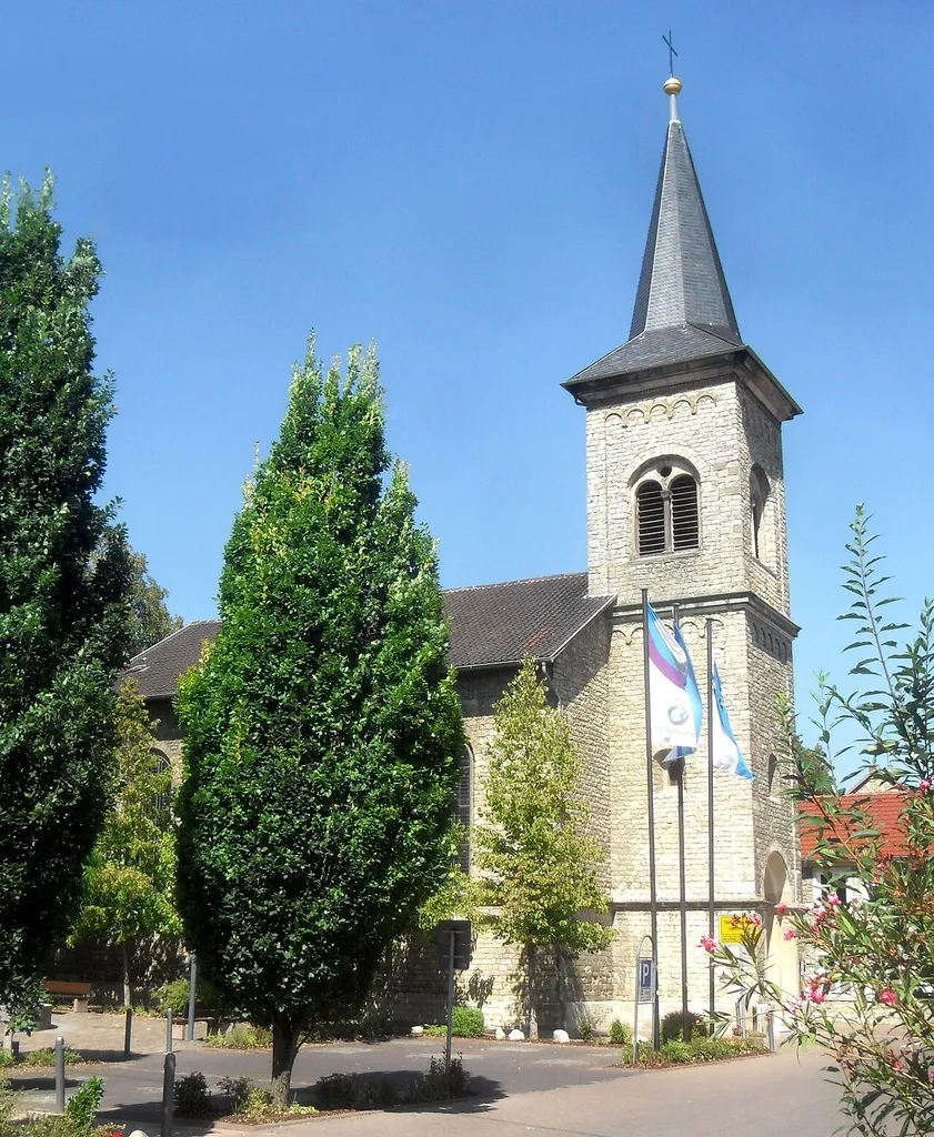 Die Guntersblumer katholische Kirche in Rheinhessen in Rheinland-Pfalz (Deutschland) von der Alsheimer Straße aus