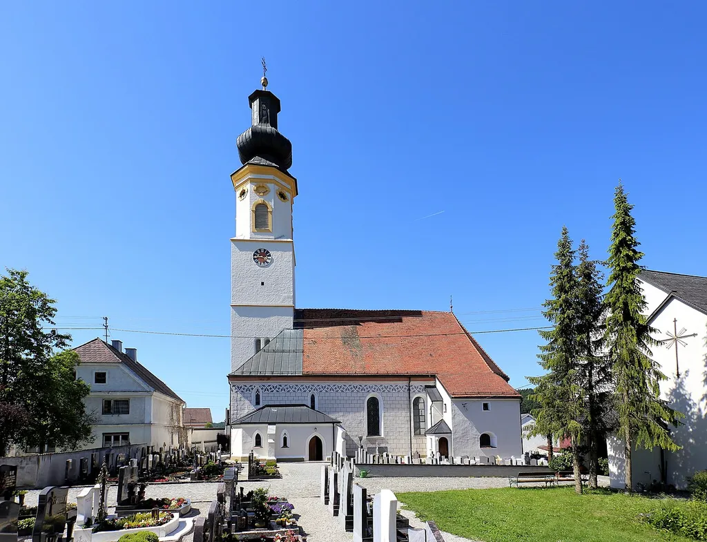 Südansicht der katholischen Pfarrkirche Mariä Himmelfahrt in der oberösterreichischen Gemeinde Pischelsdorf am Engelbach. Ein geschichtlich bedeutender Bau aus den Jahren 1392 bis 1419 mit einem dreischiffigen Langhaus. Dem Westturm wurde eine barocke Glockenstube und ein Zwiebelhelm aufgesetzt.