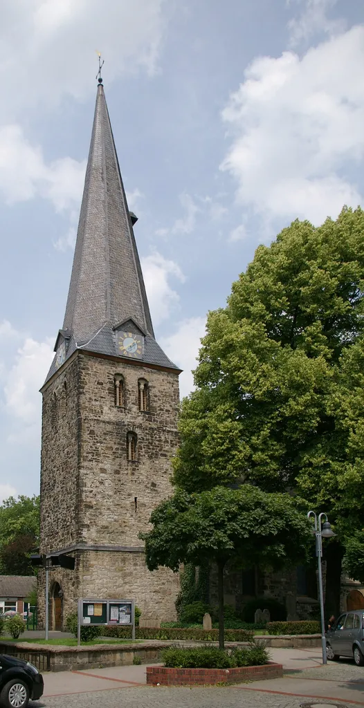 Turm der Christuskirche in Bochum-Langendreer. Um 800 Kapelle, um 1250 Bau des Turms, 1742 Neubau des Kirchenschiffs, 1886 Anbau des Chorraums. Glocken: 1491 "Maria", 1515 "Johannes", 1537 "Urbanus". Daten laut Tafel an der Kirche.