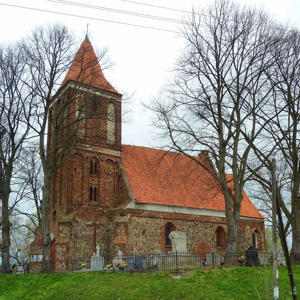 Kościół pw. Świętych Apostołów Piotra i Pawła we wsi Zieleń (województwo kujawsko-pomorskie).