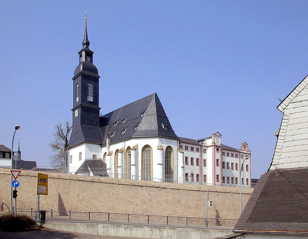 19.04.2010 04736 Waldheim: Im sorgsam bewachten Areal der heutigen Justizvollzugsanstalt (JVA) Waldheim steht die einstige Schloßkirche (GMP: 51.073875,13.029296). Sie ist aus einer dem heiligen Otto geweihten Kapelle hervorgegangen, die Dietrich von Beerwalde, der Besitzer der Herrschaft Kriebstein, 1404 zur Klosterkirche des von ihm gestifteten Klosters machte. Mit der Einführung der eformation im wurde das Augustiner-Eremitenkloster Waldheim 1539 aufgehoben. Der Klosterhof wurde 1588 an Kurfürst Christian I. von Sachsen verkauft, der in Waldheim ein Jagdschloß einrichtete und die Klosterkirche in eine kurfürstliche Schloßkirche umwandelte. 1716 brachte August der Starke in dem leerstehenden Schloß ein Zucht-, Waisen- und Armenhaus unter, aus dem später eine geschlossene Haftanstalt hervorging. Die bisherige Schloßkirche wurde zur Anstaltskirche. Der mit Schiefer beschlagene Turm wurde 1785 errichtet. 1964/65 wurde die Anstaltskirche zur Turnhalle umgebaut. Das historische Inventar übergab man 1972 dem Museum in Kriebstein. Die Friedrich-Jahn-Orgel wurde 1987 in die Lutherkirche in Meißen-Triebischtal umgesetzt. [DSCN41472.TIF]20100419220DR.JPG(c)Blobelt