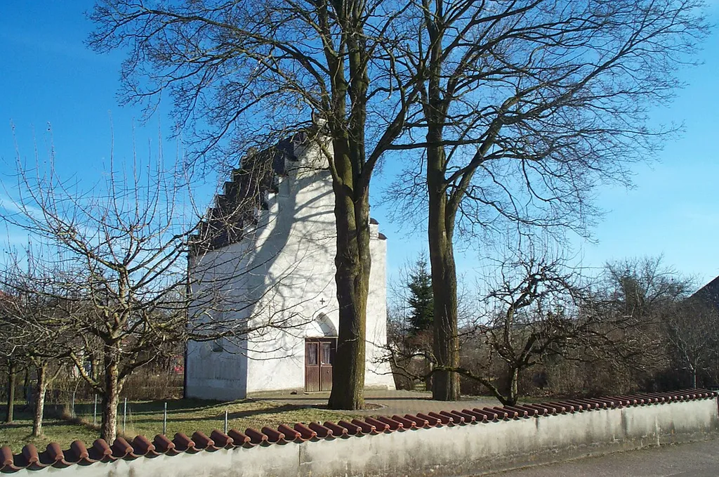 Pinkofen 15. Chorturm der ehem. Pfarrkirche, später Seelenkapelle, traufständiger Satteldachbau mit Treppengiebeln, spätgotisch, 15. Jh., mit Grabmälern des 19. Jh.