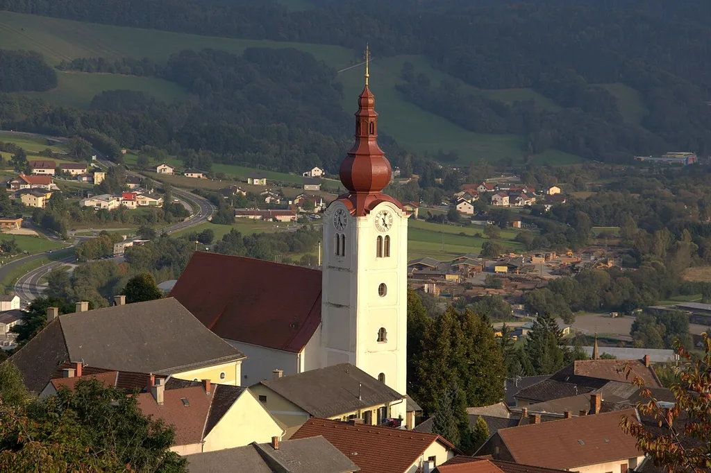 Kath. Pfarrkirche hl. Jakobus d. Ä. und Teilabschnitte von Stadt- und Friedhofsmauer