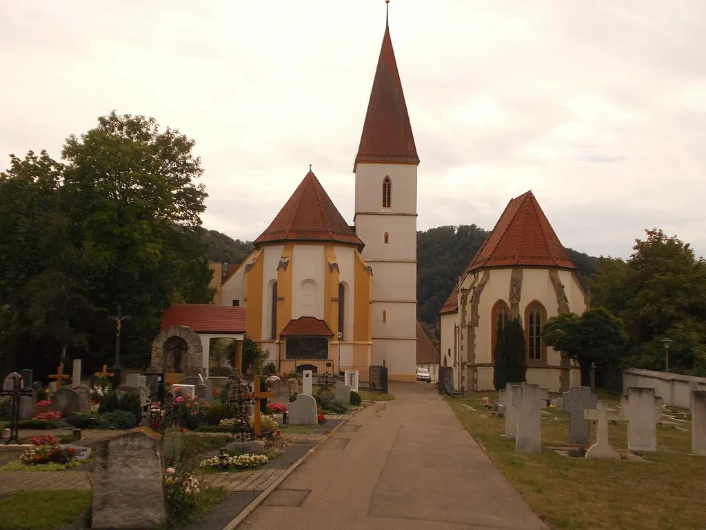 St. Maria und Barbarakapelle in Unterkochen vom Friedhof aus.