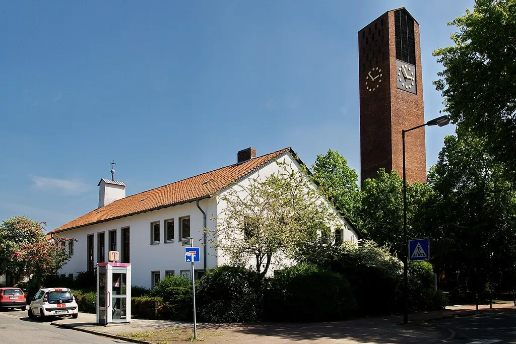 Emmaus-Kirche in Wiesenau (Langenhagen), Niedersachsen, Deutschland