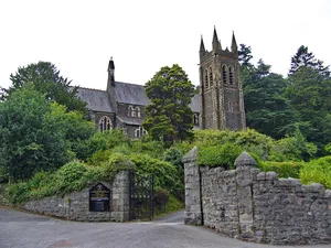 Gates, gate piers and flanking walls at S entrance to church of St John