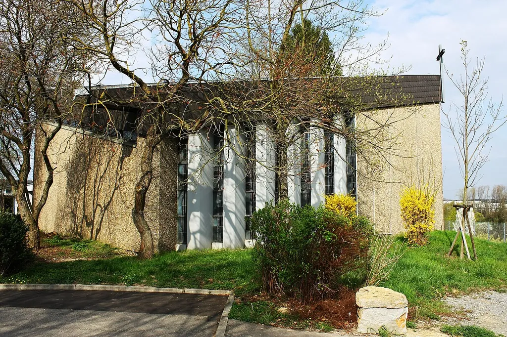 Die katholische Christuskirche in Neckarsulm, Stadtteil Obereisesheim, erbaut 1972