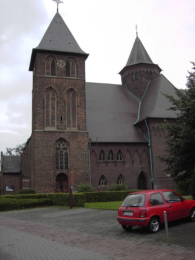 St.-Johannes-Kirche Eppinghoven: Kirchturm und Erweiterungsbau aus den 1920er Jahren
