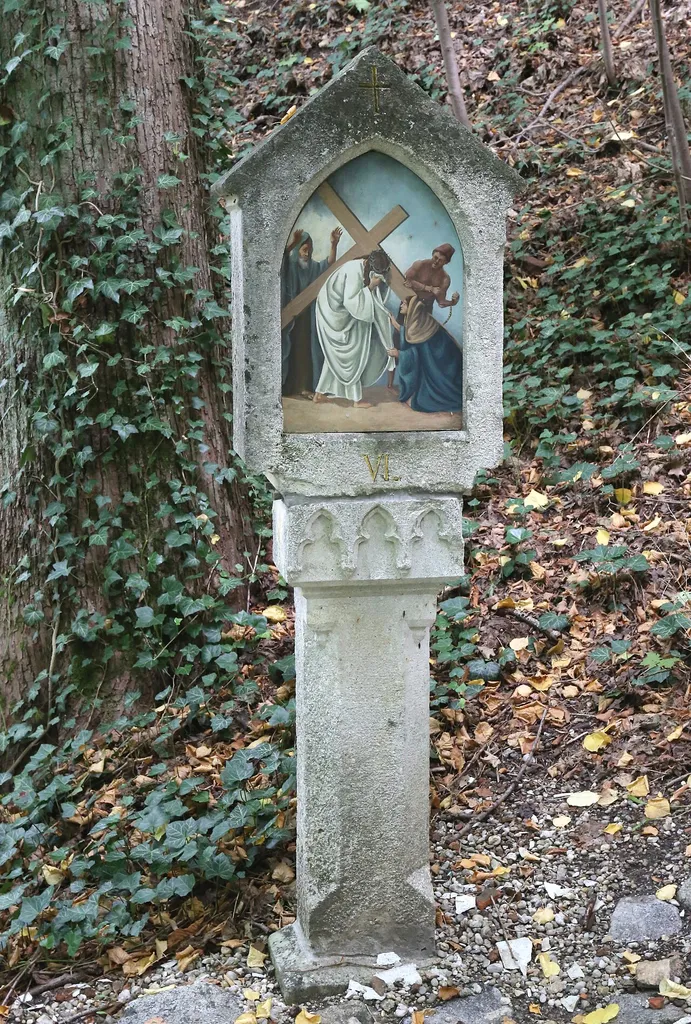 Karmeliterweg, Mainburg; Kreuzweg, 14 Stationen, ädikulaartige Bildstöcke mit spitzbogigen Bildfeldern, auf Pfeilern mit Blendmaßwerken, neugotisch, 1854