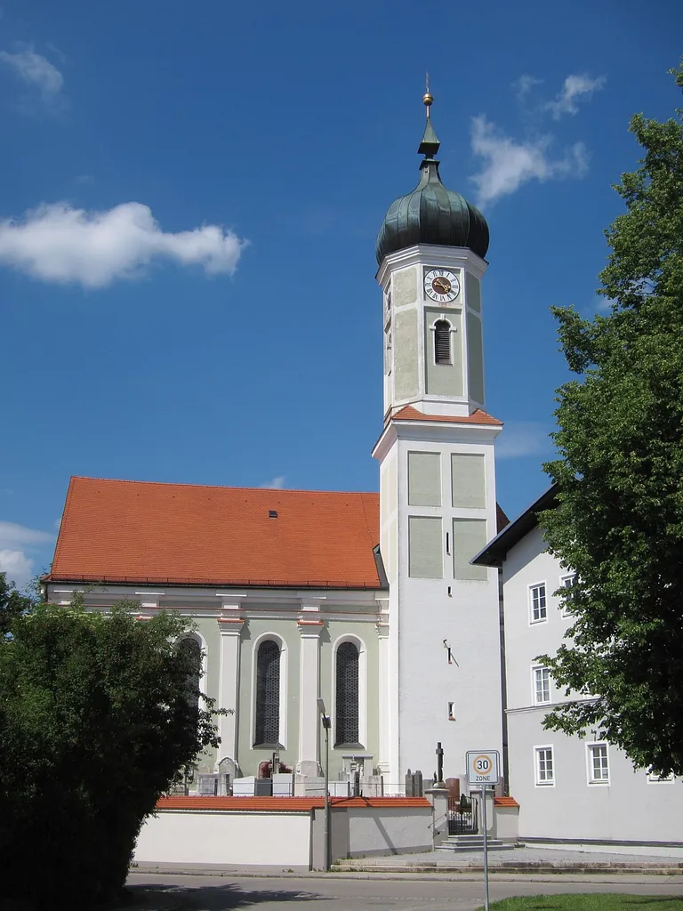 Anton-Grandauer-Str. 5; katholische Pfarrkirche St. Martin, einheitlicher Barockbau, wohl von Johann Georg Ettenhofer; mit Ausstattung; Friedhofskapelle, Anfang 18. Jahrhundert; mit Ausstattung; Friedhofsummauerung, 18./19. Jahrhundert.