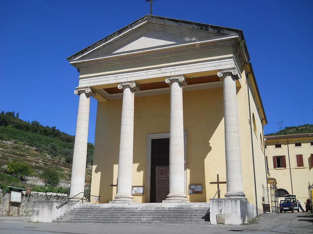 Gargagnago, frazione di Sant'Ambrogio di Valpolicella: la facciata della chiesa parrocchiale di Santa Maria della Misericordia.
