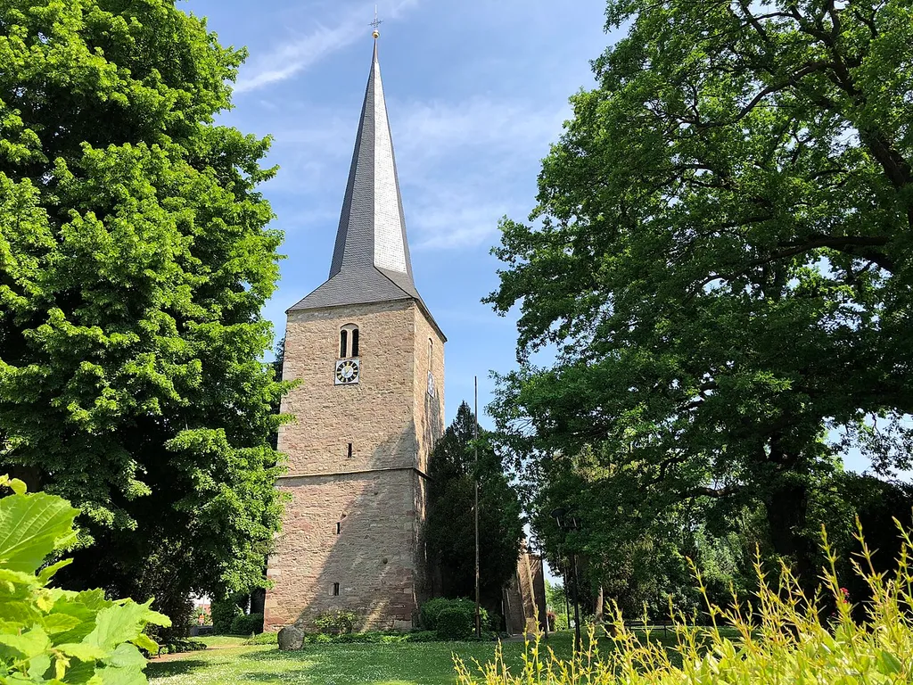 Die evangelisch-lutherische Kirche St. Petri in Kirchohsen, Emmerthal gehört zur evangelisch-lutherischen Landeskirche Hannover.