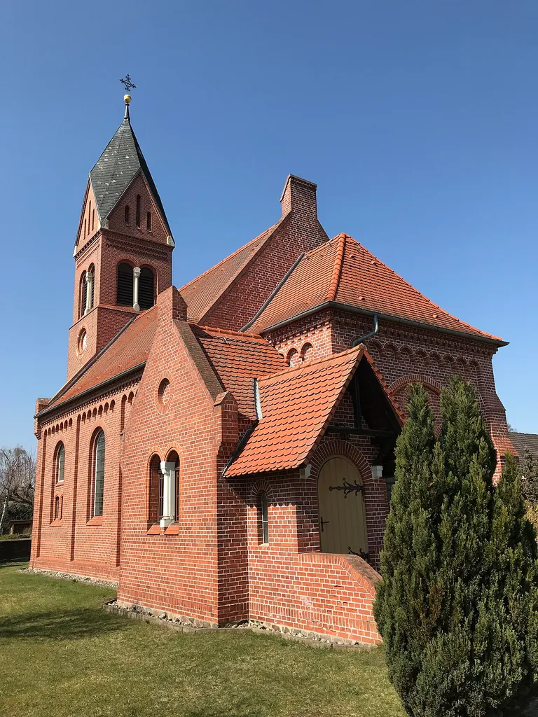 Die Dorfkirche in Münchhausen der Gemeinde Sonnewalde wurde im Jahr 1895 erbaut. Im Innern befindet sich eine bauzeitliche Kirchenausstattung.