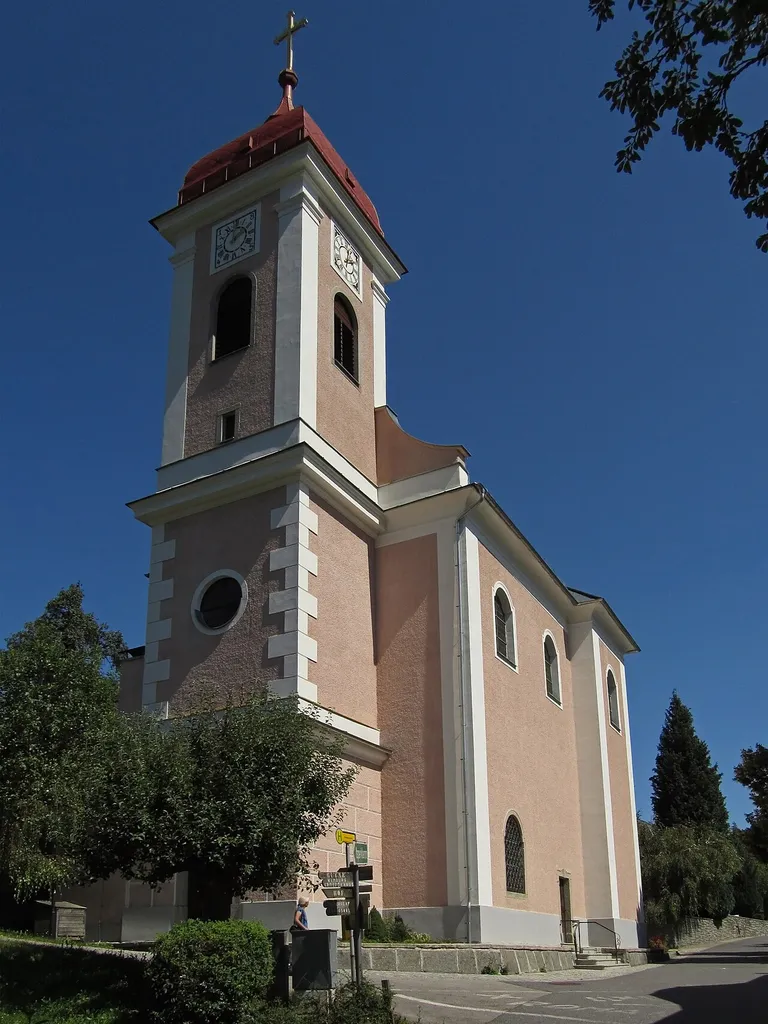 Die Pfarrkirche ist Sankt Urban geweiht. Der barocke Saalbau mit Rundapsis und vorgestelltem Westturm von 1840 liegt leicht erhöht inmitten des Ortes. Das Langhaus mit querschiffartiger Erweiterung und Chor unter gemeinsamem Dach ist durch Putzlisenen gegliedert und ist durch eingezogene Rundbogenfenster und ein südliches Rechteckportal mit Keilstein durchbrochen. Der vorgestellte, dreigeschossige Westturm mit profilierten Gesimsen ist im Erdgeschoß mit Putzquaderung ausgestattet, hat im zweiten Geschoß eine Ortsteineinfassung und im Glockengeschoß mit Eckpilastern, rundbogigen Schallfenstern und Haubendach. Östlich des Chors liegt ein Sakristeianbau. Das östliche Joch des dreijochigen Langhauses ist querschiffartig verbreitert. An das Langhaus anschließend liegt ein einjochiger, leicht eingezogener Chor mit Halbkreisapsis, der durch ein Kreuzgratgewölbe über gekuppelten auf flacher Pilaster- bzw. Doppelpilastergliederung mit umlaufendem Gesims gedeckt ist. Zur Ausstattung der Kirche zählen neben dem mit 1736 bezeichneten Hochaltar unter anderem auch zwei Seitenaltäre, ein prunkvoller Tempiettotabernakel, ein mit 1715 bezeichneter Opferstock, Heiligenstatuen und andere Kunstwerke.