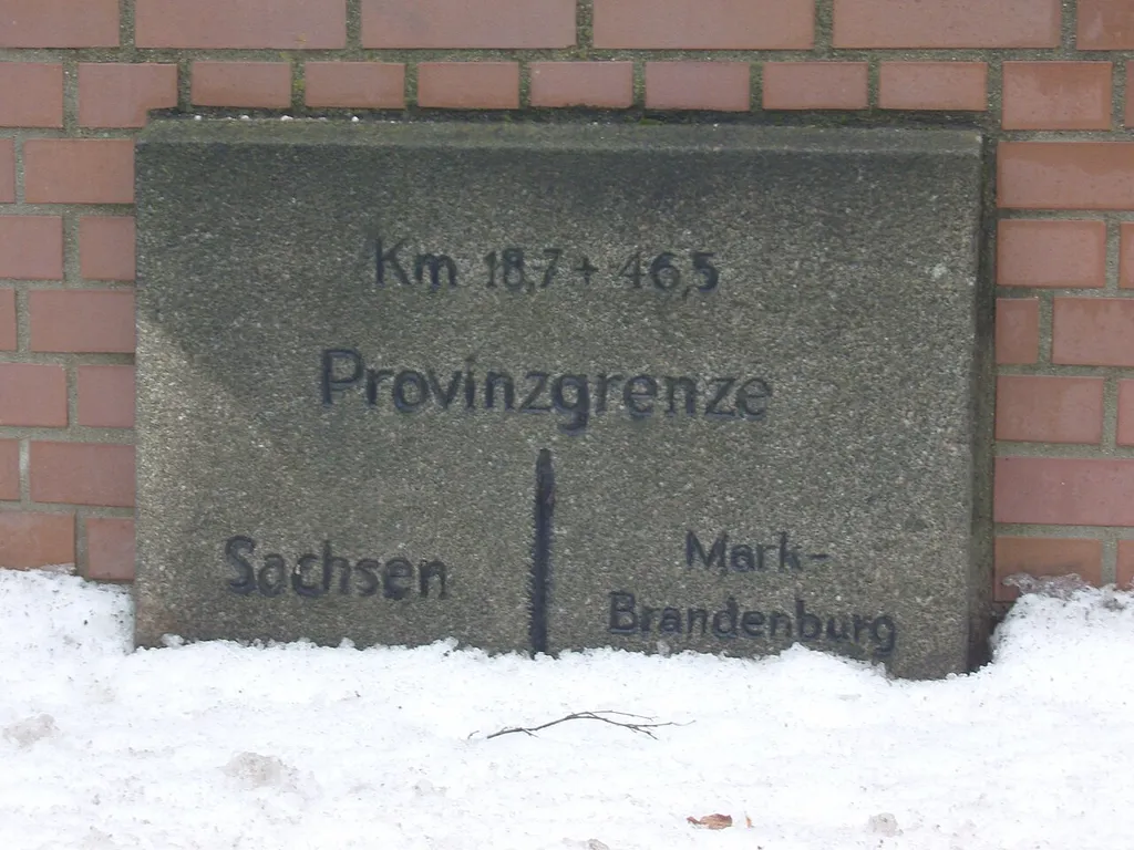 Grenzstein zwischen Lauchhammer-Ost (Sachsen) und Kostebrau (Brandenburg)
