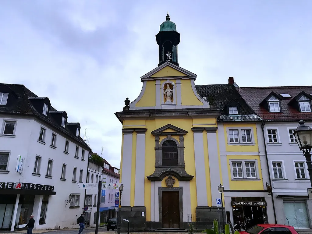 Saalbau mit eingezogenem, halbrund geschlossenem Chor, Fassade mit Doppelpilastern und Schweifgiebel, Dachreiter; mit Ausstattung