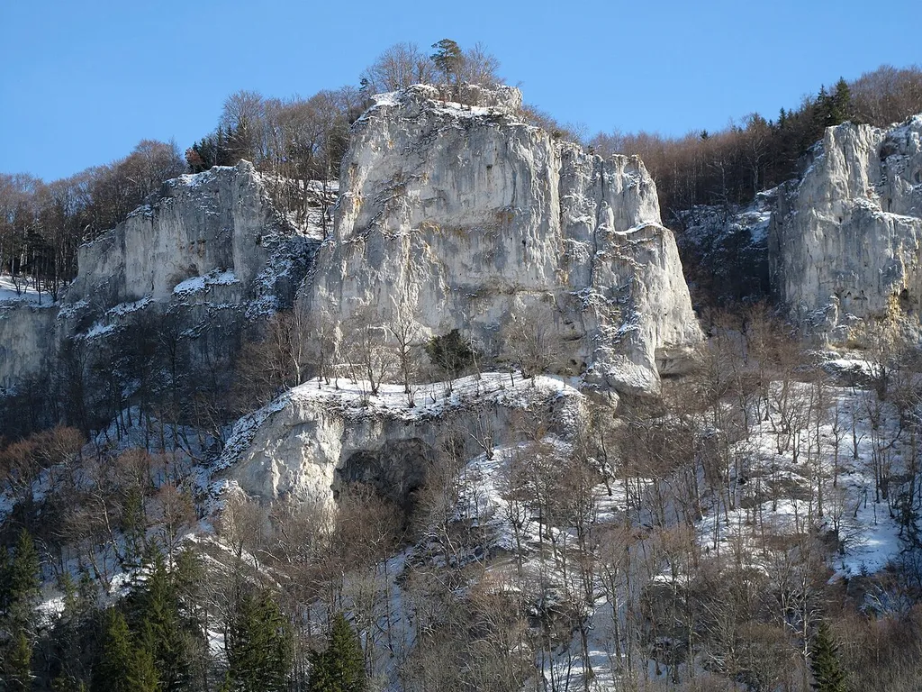 Burgfelsen mit geringen Resten der Kernburg