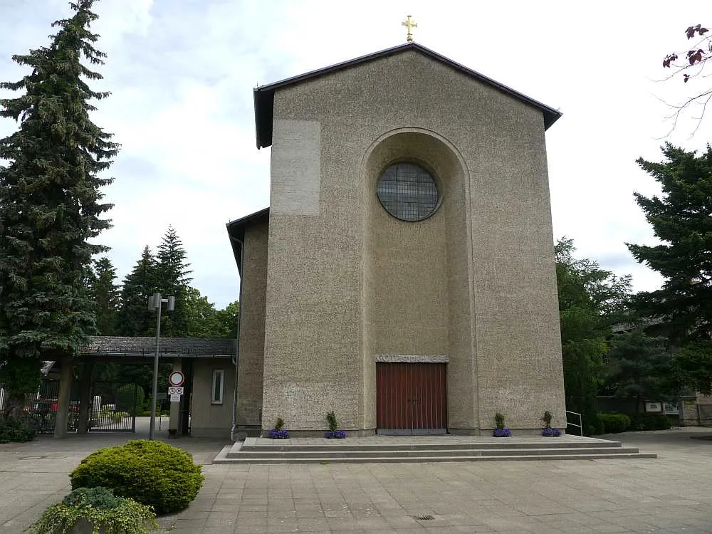Kirche am Eingang des Sankt-Matthias-Friedhofs in Berlin-Tempelhof