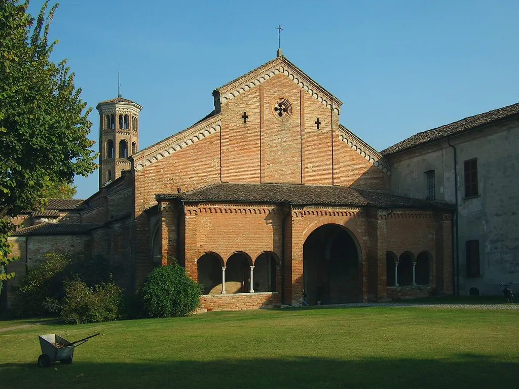 Abbadia Cerreto, la chiesa parrocchiale dell'Assunzione della Beata Vergine Maria.