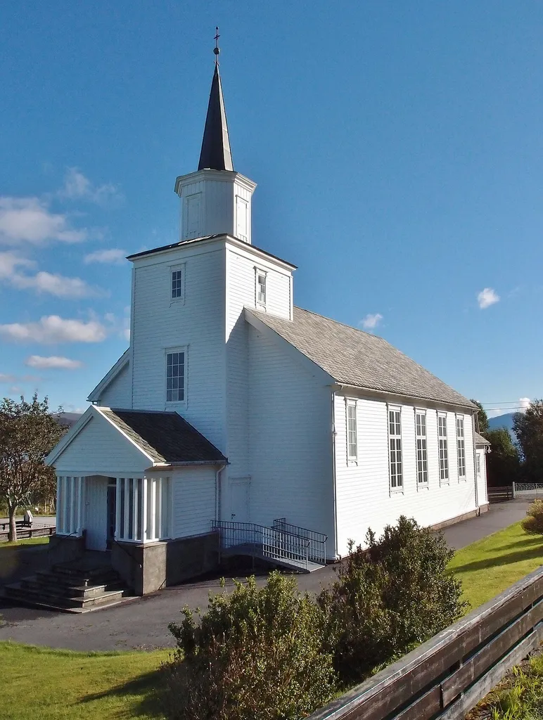 Åram kyrkje er ei tømra langkyrkje bygd i 1927 med 300 sitjeplassar. Arkitekt og byggmeister var Sivert Storegjerde. Kjelde: Kulturnett Møre og Romsdal.