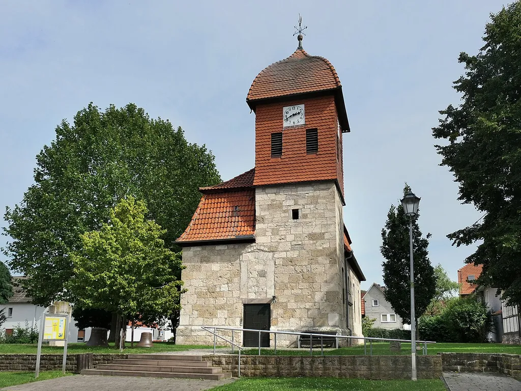 Die auf dem Anger im Dorfkern von Oberhone stehende Filialkirche der Niederhoner Kirche ist ein Bau aus dem frühen 16. Jahrhundert. Die 1501 erstmals erwähnte Kirche ist laut Datierung über dem zugemauerten Portal an der Südseite 1737 durch umfangreiche Arbeiten zu einer schlichten Saalkirche in barocker Form geändert worden.