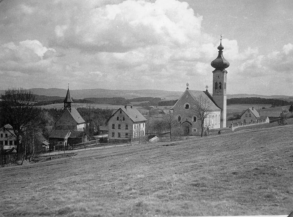 Wilchenreuth im Sommer 1929, links die alte (inzwischen evangelische) Kirche St. Ulrich, rechts die neue kath. Pfarrkirche St. Ulrich